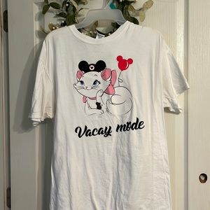 Gildan vacay mode Disney shirt! Size: XL